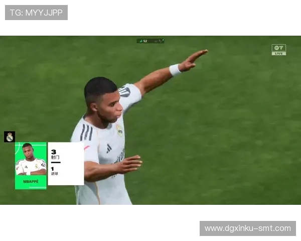 姆巴佩禁区内错失绝佳机会射门被防守球员神勇挡出